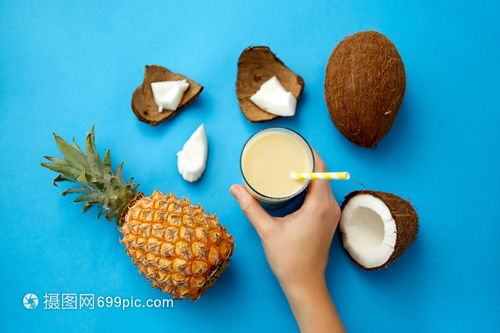 夏日健康之選 手作菠蘿椰子飲，搭配環(huán)保紙吸管與藍(lán)色風(fēng)情